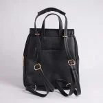 نمای نزدیک از کیف کوله‌پشتی چرمی زنانه با قفل سگکی – طراحی شیک و ساده