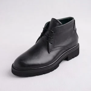 نمای جانبی از نیم‌بوت مردانه چرمی مناسب فصل سرما