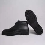 رویه این بوت از چرم طبیعی گاوی مشکی براق تهیه شده که علاوه بر ظاهر شکیل، در برابر سرما و نفوذ رطوبت مقاوم است. زیره‌ی عاج‌دار آن از لاستیک باکیفیت ساخته شده و به شما اطمینان می‌دهد که در روزهای بارانی یا برفی هم روی زمین محکم قدم برمی‌دارید. ارتفاع نیم‌ساق، محافظت بیشتری از مچ پا دارد بدون اینکه محدودکننده باشد.