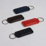 نمای بالا از جاکلیدی‌های چرمی رنگی با حلقه استیل و چرم بافت‌دار طبیعی