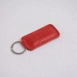 جاکلیدی چرم طبیعی قرمز رنگ با دوخت تمیز و لوگوی برجسته برند دراتی