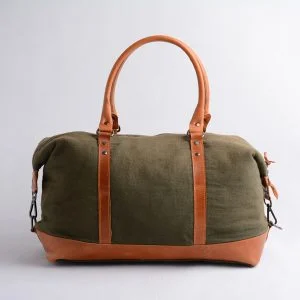 کیف برزنتی سبز با جزئیات چرم عسلی مناسب سفرهای کوتاه