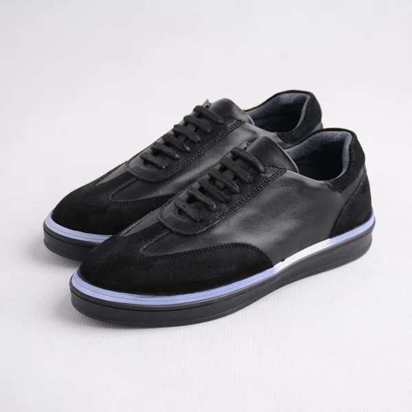 کفش اسپرت زنانه با ترکیب چرم و جیر مناسب پیاده‌روی روزانه