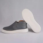 کفش چرم زنانه با طراحی نیم ساق و رنگ خاص برای استایل‌های روزمره