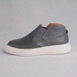 نمایی از کفش زنانه چرم طبیعی مناسب پیاده‌روی و استفاده روزمره