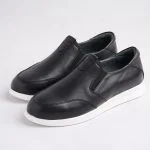 نمای جانبی کفش چرم زنانه مشکی با زیره سفید