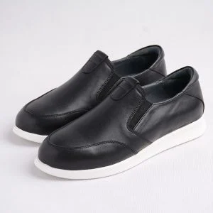 نمای جانبی کفش چرم زنانه مشکی با زیره سفید