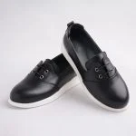 ترکیب چرم براق و بند تزیینی در کفش کالج زنانه