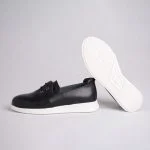 نمای کناری کفش مشکی زنانه با زیره سفید و طراحی سبک