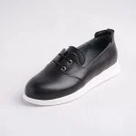 نمای سه‌رخ کفش کالج چرم زنانه مشکی با بند تزیینی