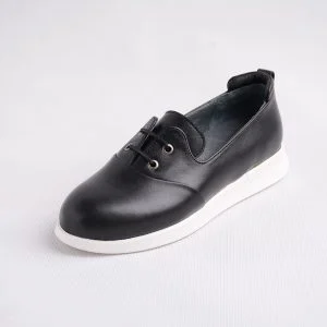 نمای سه‌رخ کفش کالج چرم زنانه مشکی با بند تزیینی