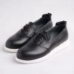 کلوزآپ روی بافت چرم فلوتر سبز تیره در قسمت رویه کفش