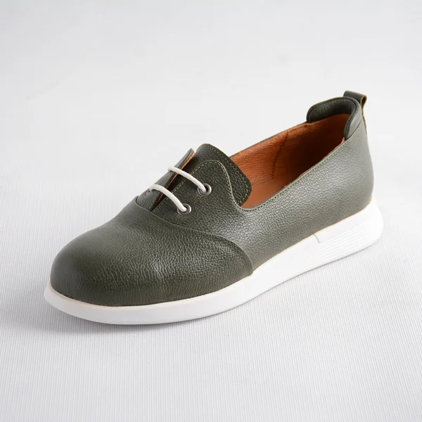 کفش-چرم-زنانه-6078--06 کفش چرم سبز تیره زنانه با طراحی ساده روی زمینه سفید