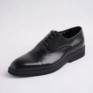 جزئیات دوخت دقیق کفش چرمی مردانه مشکی با زیره استاندارد اداری