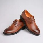 کفش چرم مردانه بنددار عسلی روی زمینه سفید