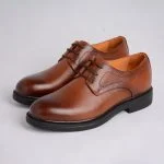 نمای سه‌رخ کفش دریایی با سایه قهوه‌ای روی پنجه