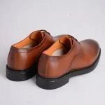 کلوزآپ بافت چرم فلوتر در بخش جلویی کفش