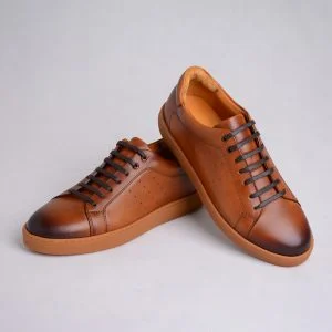 نمای جانبی کفش اسپرت چرمی قهوه‌ای مردانه با طراحی مینیمال