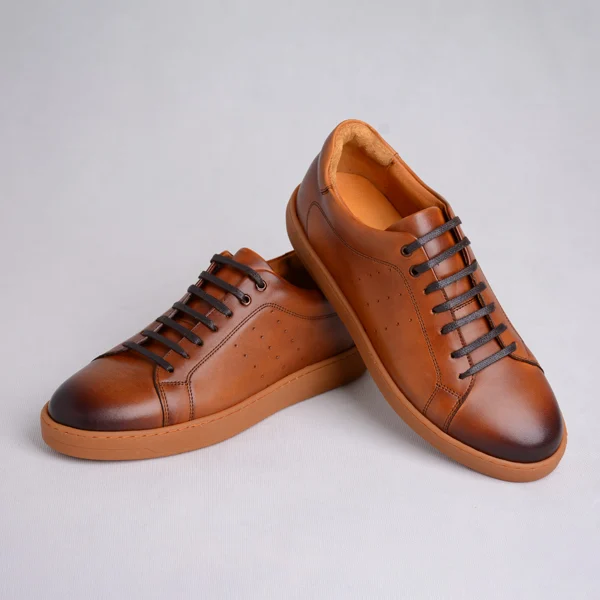 کفش-چرم-مردانه-ونس-049--02 نمای جانبی کفش اسپرت چرمی قهوهای مردانه با طراحی مینیمال