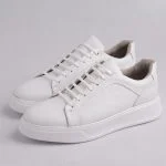 کفش ونس سفید با بند و طراحی ساده و مینیمال