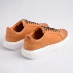 کلوزآپ روی چرم فلوتر کفش سفید مردانه