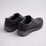 نمای نزدیک از رویه چرم طبیعی با بافت درشت کفش مردانه چابک