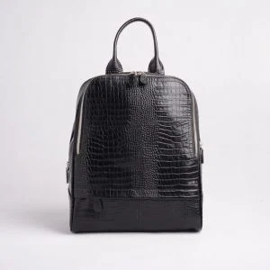 نمای روبرو از کوله پشتی چرم زنانه مدل داریا با طرح کروکو و زیپ فلزی