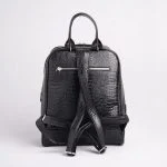 نمای پشت کیف کوله چرم زنانه داریا همراه با بندهای دوشی قابل تنظیم