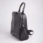 نمای نیم‌رخ کیف کوله چرم مشکی زنانه با طراحی مینیمال و زیپ جانبی