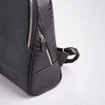 نمای نزدیک از بافت کروکو و جزئیات دوخت کیف چرم زنانه داریا