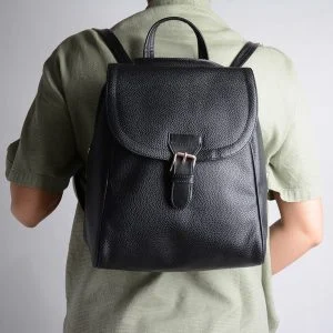 مدل در حال استفاده از کوله‌پشتی چرم طبیعی زنانه در استایل نیمه‌رسمی