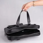 نمای کلی کیف اداری چرمی مردانه مشکی با طراحی جیب جلو و بند دوشی بلند