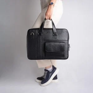 نمای نزدیک از چرم فلوتر طبیعی با بافت ریز و دوخت تمیز کیف اداری مشکی