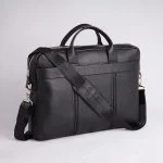 نمای نزدیک از چرم طبیعی گاوی فلوتر در کیف اداری مردانه