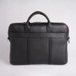 نمای بالا از کیف اداری مشکی با طراحی منظم و فضای لپ‌تاپ
