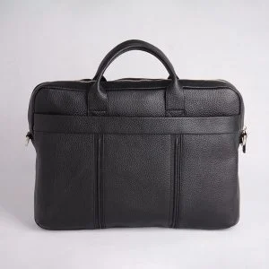 نمای بالا از کیف اداری مشکی با طراحی منظم و فضای لپ‌تاپ