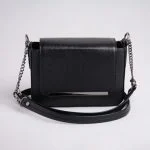 کیف زنانه مشکی چرمی با طراحی مینیمال و قفل مگنتی فلزی