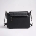 نمای نزدیک از بافت چرم فلوتر مشکی روی کیف زنانه مدل سلنا