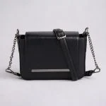 نمای روبرو از کیف دستی زنانه چرمی مشکی مدل سلنا با بند زنجیری