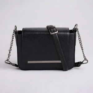 نمای روبرو از کیف دستی زنانه چرمی مشکی مدل سلنا با بند زنجیری