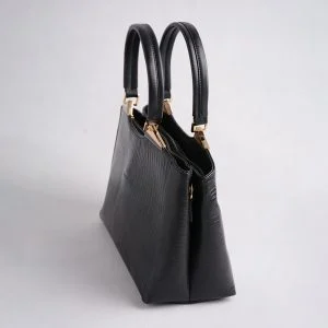 نمای نزدیک از بافت چرم لیزارد طبیعی در کیف زنانه یکتا