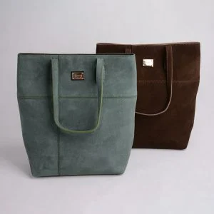 کیف دوشی چرم زنانه با بافت مخملی مناسب استفاده روزمره