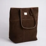 نمای کنار کیف چرم طبیعی زنانه با فرم ایستاده