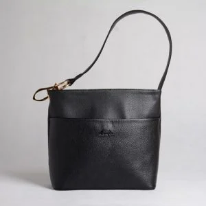 نمای روبرو از کیف چرم زنانه مشکی مدل کاملیا با طراحی ساده و شیک