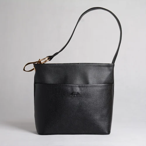 نمای روبرو از کیف چرم زنانه مشکی مدل کاملیا با طراحی ساده و شیک نمای روبرو از کیف چرم زنانه مشکی مدل کاملیا با طراحی ساده و شیک