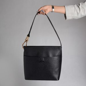 کیف دوشی زنانه چرم با بند چرمی عریض و طراحی کلاسیک