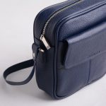 کیف دوشی مینیمال مناسب استفاده روزمره روی زمینه سفید