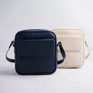 تصویر ترکیبی از دو کیف چرم زنانه در دو رنگ