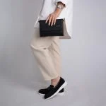 کیف زنانه 308 در دست های مدل با ابعاد کوچک مناسب استفاده روزمره