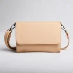 پشت کیف چرمی زنانه دوشی کرم رنگ